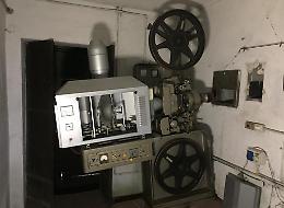 Dall’ex cinema spunta un proiettore d’epoca