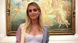 Foto agli Uffizi, Chiara Ferragni divide l'Italia