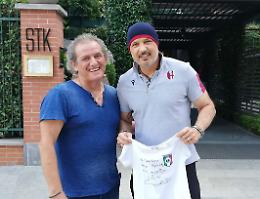 La maglia della Mitica consegnata a mister Mihajlovic