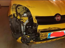 Passa con il rosso, travolge un'auto e scappa