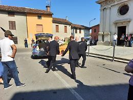 Dolore e commozione per l'ultimo saluto a Fabio