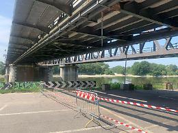 FOTO Crollo di calcinacci dal ponte sul Po 