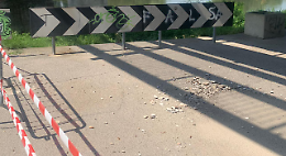 Crollo di calcinacci dal ponte sul Po 