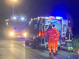 Provinciale allagata, perde il controllo dell'auto e finisce nei campi