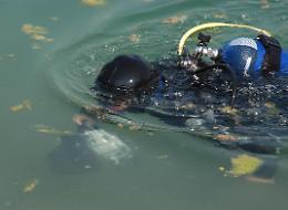 Perde il cellulare in acqua, arrivano i sub
