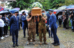 I parà della Folgore per l'ultimo viaggio di Emanuele Vetere