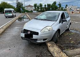 Auto fuori controllo abbatte cartello stradale e idrante