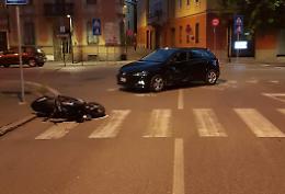 Con lo scooter contro un auto, ferito 17enne