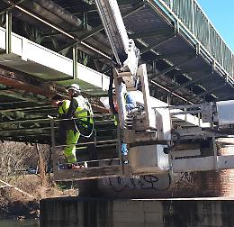 Ponte a nuovo con cantiere in primavera