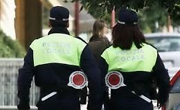 Picchia ex moglie e vigili davanti a figlia minore, arrestato