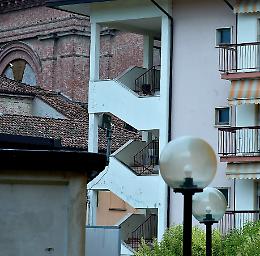 Morì precipitando dalle scale, tre rinvii a giudizio al «Busi»