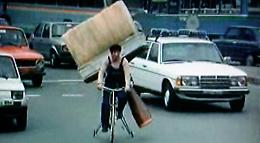 Ritorna in tv il celebre spot del «grande pennello» in bici
