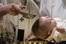  Il Papa: i battesimi con la formula 'noi' non sono validi