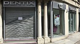 La clinica Dentix è ancora chiusa, clienti beffati: 150 diffide