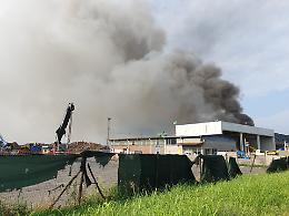 FOTO Incendio alle torri di raffreddamento dell'acciaieria Arvedi