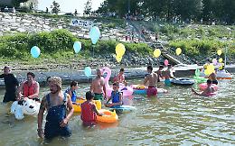 Tradizionale bagno di Ferragosto nel fiume Po