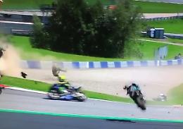 MotoGP Austria: dopo pauroso incidente, moto di Morbidelli e Zarco attraversano la pista e sfiorano Rossi e Vinales