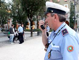 Ai giardini spunta una siringa: «Nelle mani della mia bimba»