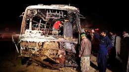 Pakistan, scontro bus-camion: 13 morti 