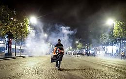 Champions: a Parigi scontri tra tifosi del Psg e la polizia
