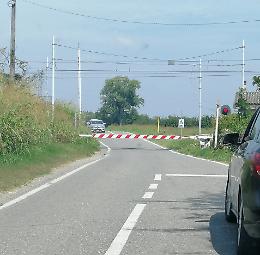 Sbarra alzata al passaggio livello, un nuovo inquietante episodio