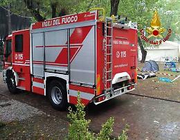 Maltempo, albero su tenda: muoiono due sorelline
