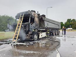 Camion prende fuoco in via Mantova, paura