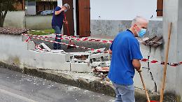 Fa la retromarcia e abbatte un muro di recinzione