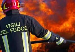 Incendi: vasto rogo a Lipari, fiamme alte vicino alle case