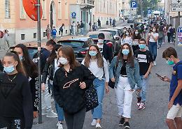 Cremona, via Palestro di nuovo piena di ragazzi: ma che silenzio!