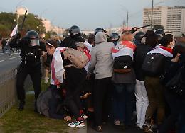  A Minsk polizia disperde manifestanti con idranti 