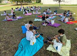 La mensa diventa un picnic. Il pranzo è al sacco nel  parco