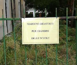 Erba alta e caos al giardino didattico