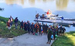 Tuffo e nuotata nel Po per i cento anni della canottieri Ongina