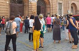 Assembramento dei genitori davanti alle scuole, sei d'accordo con l'allarme del provveditore?