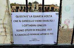 Vandali al cimitero, motore del cancello rotto
