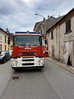 Incendio in casa, salvo l'inquilino