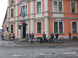 Assembramenti: carabinieri davanti alle scuole