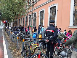 FOTO Assembramenti: carabinieri davanti alle scuole