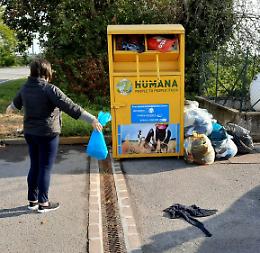 Vestiti usati, l'appello: 'Non lasciateli sparsi'