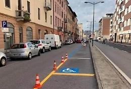 Via Dante, parcheggi e polemiche: spuntano le strisce blu