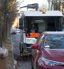 Auto in sosta, spazzatrice bloccata