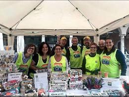 In piazza Libertà banchetto dell’associazione Go On di Cremona