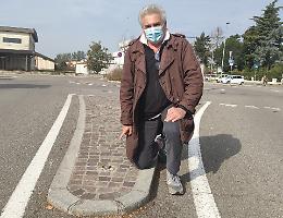 Cavo d'acciaio teso in strada, il gesto folle ripreso dalle telecamere private