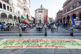 FOTO Il flash mob per la pace nel cuore di Cremona