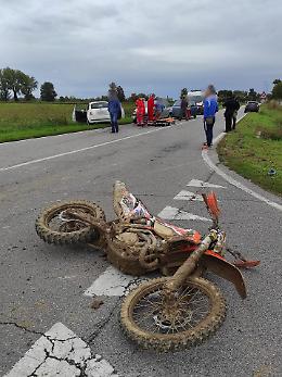 Scontro auto-moto,  frattura del femore per il motociclista