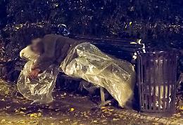 Una panchina come letto: la sua casa è piazza Roma