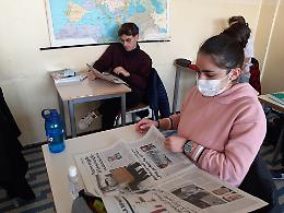 FOTO Gli studenti del liceo Aselli di Cremona con il giornale La Provincia