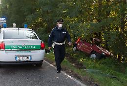 Fuori strada con l'auto, automobilista in ospedale