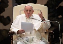 Il Papa apre alle unioni civili: 'Omosessuali figli di Dio'